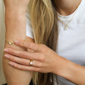 Lilly pearl oval pendant