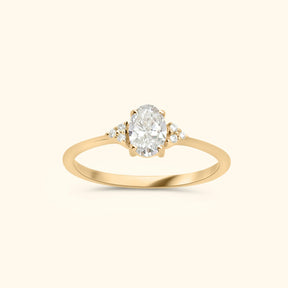 Elegante 9 karaat gouden damesring met ovale diamant en kleine zijsteentjes